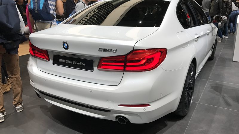 BMW Série 5 530d, coloris sombre, vue de trois quarts avant