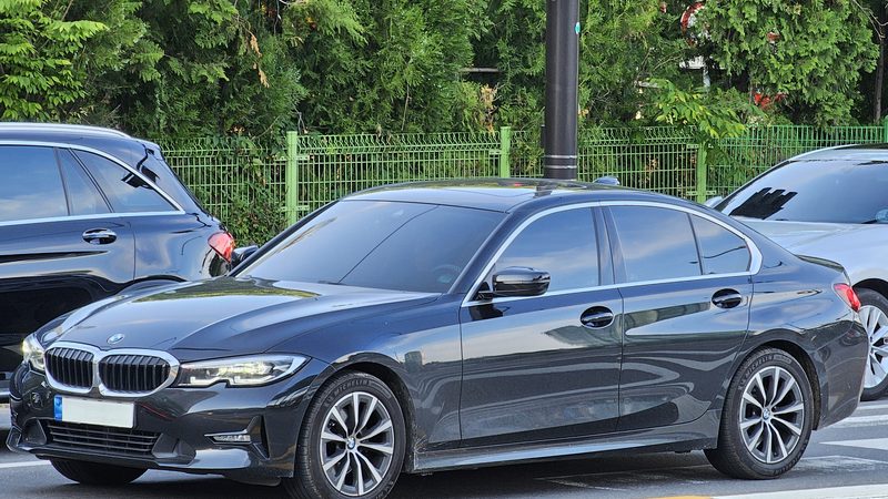 BMW Série 3 320i 2021, noir brillant, vue de trois quarts